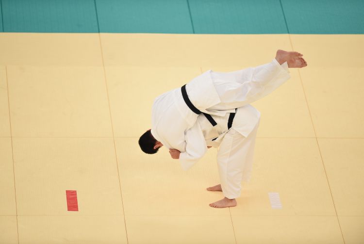 上轮下蛋导致丢球！官方：大阪钢巴门将一森纯拇指骨折